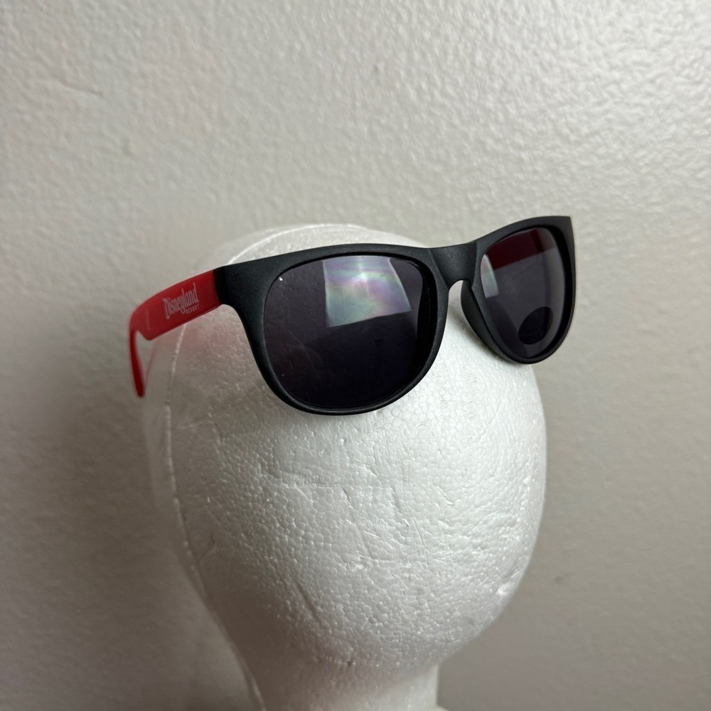 Disneyland Resort Magic Key Holder Sun Glasses Sunglasses UV Park Exclusive HTF